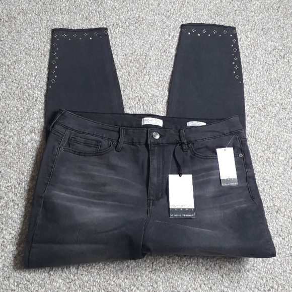 New Curvy High Waist Ankle Studded Pants. - Picture 8 of 8